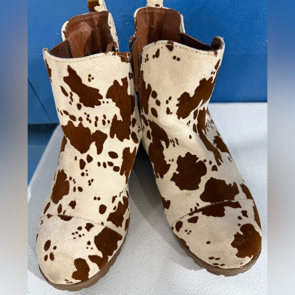 LIKE NEW Girl's Cow Print boots Evsie by Maurice's size 4